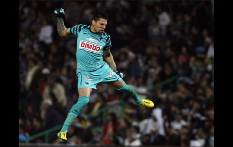 El portero del Monterrey festeja tras ganar el torneo Apertura 2010. ARCHIVO  /