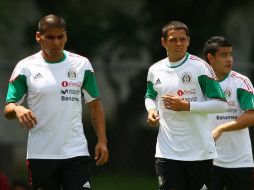 Carlos Salcido y Javier 'Chicharito' Hernández en una práctica con el Tri. MEXSPORT  /