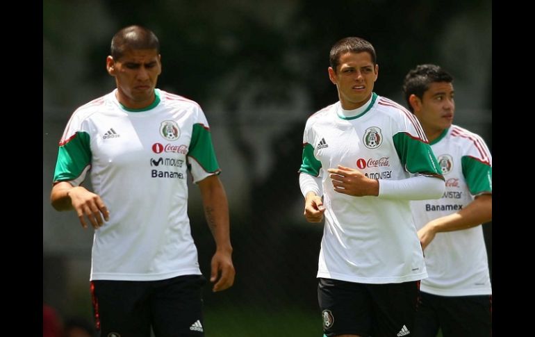 Carlos Salcido y Javier 'Chicharito' Hernández en una práctica con el Tri. MEXSPORT  /