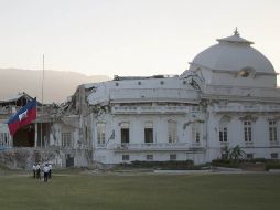 El Palacio Presidencial, con la bandera a media asta por el primer aniversario del sismo, aún luce colapsado. EFE  /