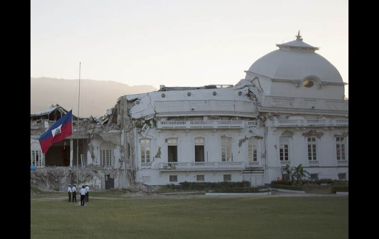 El Palacio Presidencial, con la bandera a media asta por el primer aniversario del sismo, aún luce colapsado. EFE  /