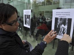 Una activista coloca un papel en apoyo de Rubí y Marisela, quien fue asesinada mientras pedía justicia para su hija. AP ARCHIVO  /