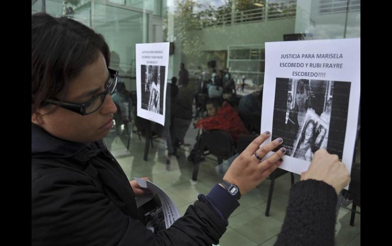 Una activista coloca un papel en apoyo de Rubí y Marisela, quien fue asesinada mientras pedía justicia para su hija. AP ARCHIVO  /