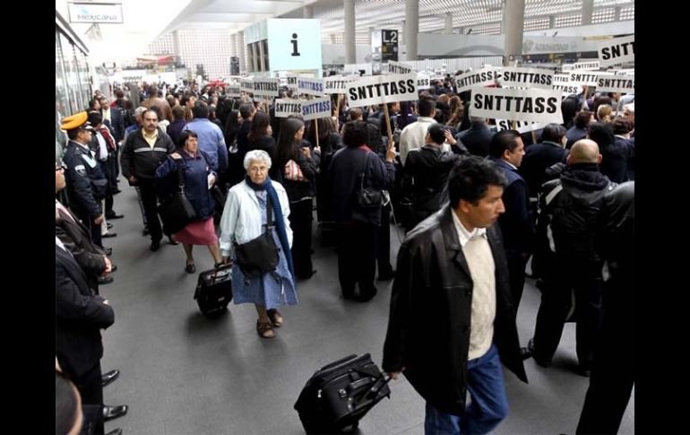 de tierra de Mexicana protestaron por el incumplimiento de las promesas laborales por parte de los nuevos dueños. EL UNIVERSAL  /