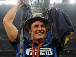 Javier Zanetti, capitán del Inter, levanta la Champions League ganada en mayo pasado. MEXSPORT  /