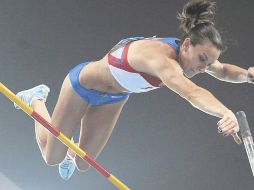 La rusa Yelena Isinbayeva tiene 10 meses sin aparecer en una competencia oficial de salto con pértiga. ESPECIAL  /