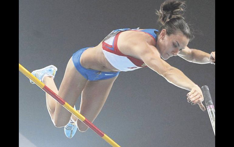 La rusa Yelena Isinbayeva tiene 10 meses sin aparecer en una competencia oficial de salto con pértiga. ESPECIAL  /