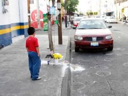 Un niño contempla el espacio donde quedaron los cuerpos de las dos pequeñas fallecidas en la Colonia del Fresno. E. PACHECO  /