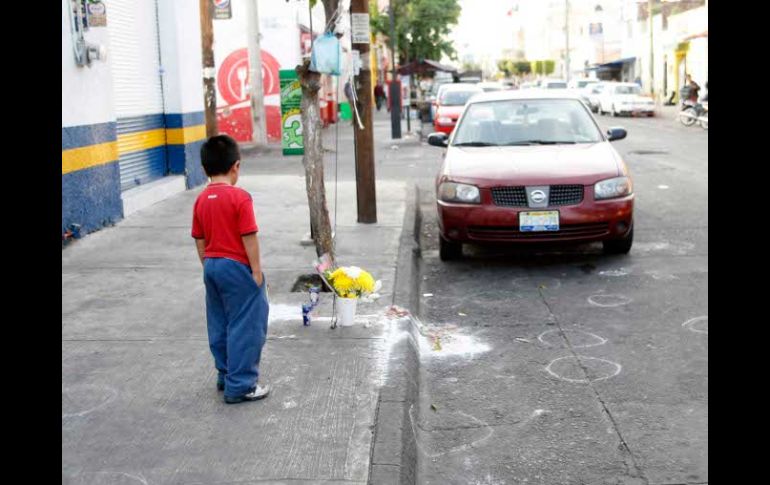 Un niño contempla el espacio donde quedaron los cuerpos de las dos pequeñas fallecidas en la Colonia del Fresno. E. PACHECO  /