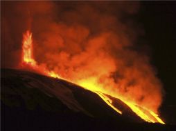 Volcán italiano Etna en erupción. EFE  /