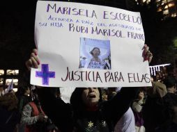 Una mujer protesta para pedir justicia para Rubí Frayre y Marisela Escobedo. ARCHIVO EL UNIVERSAL  /