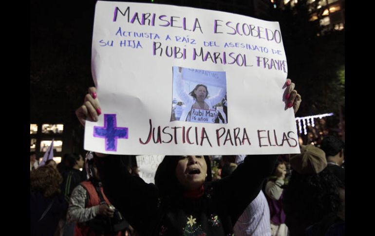 Una mujer protesta para pedir justicia para Rubí Frayre y Marisela Escobedo. ARCHIVO EL UNIVERSAL  /