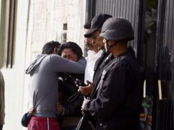 Familiares lloran la muerte del alcalde Luis Jiménez, afuera de su domicilio. EFE  /