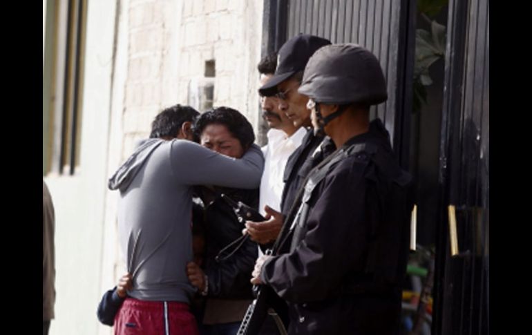 Familiares lloran la muerte del alcalde Luis Jiménez, afuera de su domicilio. EFE  /