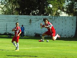 El defensa rojiblanco estuvo muy activo en las jugadas de táctica fija. ESPECIAL  /