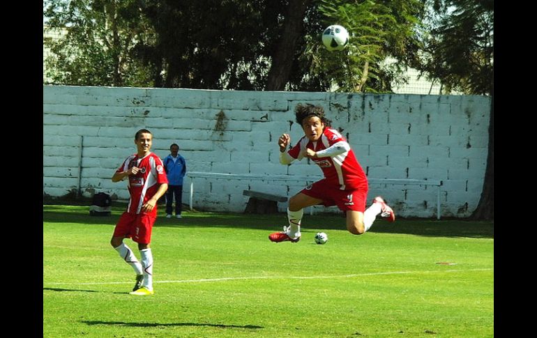 El defensa rojiblanco estuvo muy activo en las jugadas de táctica fija. ESPECIAL  /