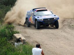 Nasser Al-Attiyah, de Qatar, conduce su Volkswagen Touareg, durante la décimo segunda etapa del Rally Dakar Sudamericano. REUTERS  /