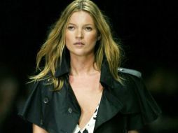 Kate Moss ha desfilado en pasarelas para Gianni Versace, Coco Chanel y Versus. AFP  /