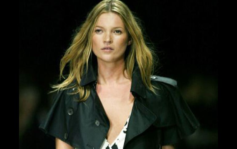 Kate Moss ha desfilado en pasarelas para Gianni Versace, Coco Chanel y Versus. AFP  /