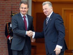 José Luis Rodríguez Zapatero  con su homólogo húngaro Pat Schmidtt,  en el Palacio de la Moncloa. NOTIMEX  /