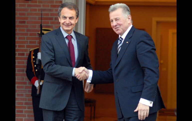 José Luis Rodríguez Zapatero  con su homólogo húngaro Pat Schmidtt,  en el Palacio de la Moncloa. NOTIMEX  /