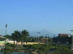 La capa de granizo abarcó alrededor de un centímetro de espesor en la cima del volcán. ESPECIAL  /