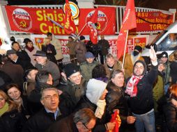 Trabajadores de la planta Mirafiori de Fiat salen del lugar tras su turno. EFE  /