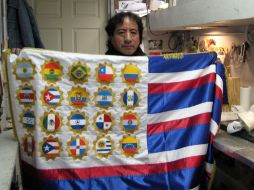 El artista peruano ha bordado una bandera multicolor que incluye 20 escudos con las banderas de los países latinoamericanos. AP  /