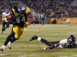 Antonio Brown (84), controla el ovoide tras un largo pase de Ben Roethlisberger. Esta fue la jugada clave del partido. AP  /