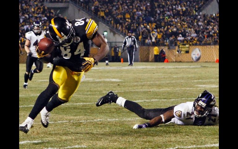 Antonio Brown (84), controla el ovoide tras un largo pase de Ben Roethlisberger. Esta fue la jugada clave del partido. AP  /