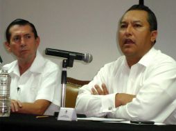 Francisco Blake Mora y Zeferino Torreblanca, durante la firma del protocolo de seguridad para el proceso electoral. EL UNIVERSAL  /