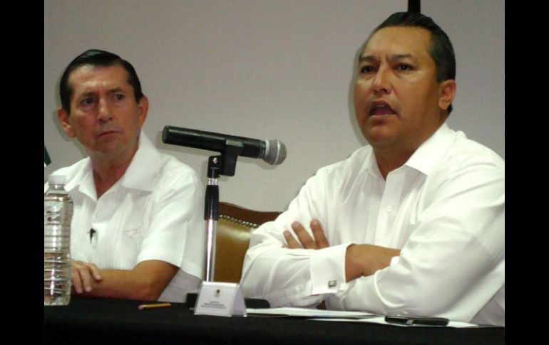 Francisco Blake Mora y Zeferino Torreblanca, durante la firma del protocolo de seguridad para el proceso electoral. EL UNIVERSAL  /