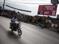 Un espectacular del candidato presidencial Michel Martelly, quien quedó en tercer lugar en la primera vuelta electoral. EFE  /