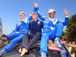 Nasser Al Attiyah (der.) celebra la coronación en el Rally Dakar con su copiloto Timo Gottschalk (izq.). EFE  /