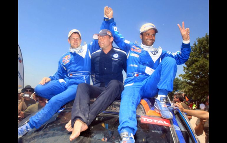 Nasser Al Attiyah (der.) celebra la coronación en el Rally Dakar con su copiloto Timo Gottschalk (izq.). EFE  /