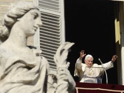 El Papa Benedicto XVI saluda a los fieles durante el rezo del Ángelus dominical desde la plaza de San Pedro, en el Vaticano. EFE  /