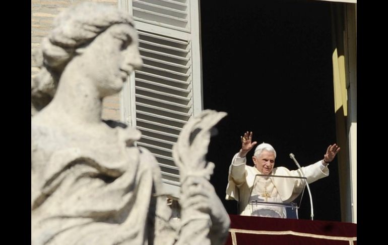 El Papa Benedicto XVI saluda a los fieles durante el rezo del Ángelus dominical desde la plaza de San Pedro, en el Vaticano. EFE  /