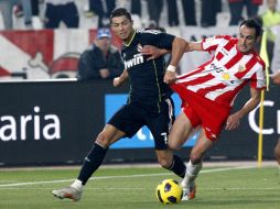 Cristiano Ronaldo disputa el balón ante Juan Manuel Ortiz. EFE  /