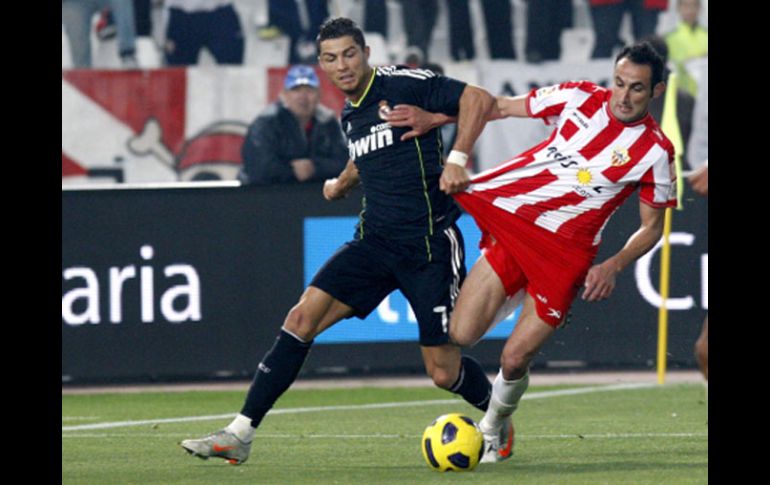 Cristiano Ronaldo disputa el balón ante Juan Manuel Ortiz. EFE  /