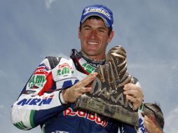 Marc Coma con su trofeo del Rally Dakar 2011. REUTERS  /