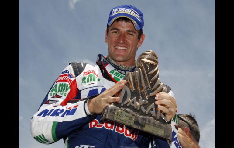 Marc Coma con su trofeo del Rally Dakar 2011. REUTERS  /