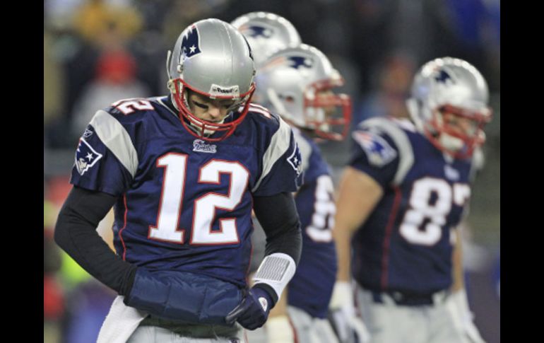 Tom Brady sale derrota en su propio campo por los Jets en el duelo divisional. AP  /