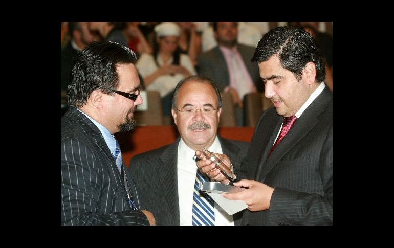 Foto de archivo de Gustavo González Hernández (izquierda), cuando fue diputado local en la LVIII Legislatura. ARCHIVO  /