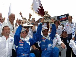 Al-Attiyah (derecha) y su copiloto Timo Gottschalk festejan el triunfo. AP  /