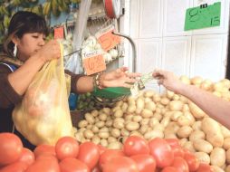 Los alimentos básicos subirán de precio porque los industriales no pueden absorber el alza en combustibles y electricidad. A. HINOJOSA  /