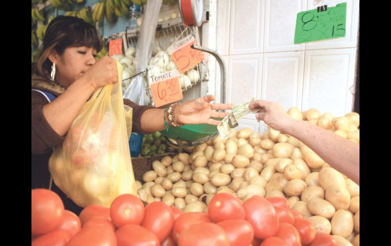 Los alimentos básicos subirán de precio porque los industriales no pueden absorber el alza en combustibles y electricidad. A. HINOJOSA  /