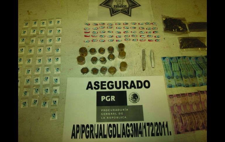 Se aseguraron 96 envoltorios de cocaína, 13 de marihuana y 900 pesos. ESPECIAL  /