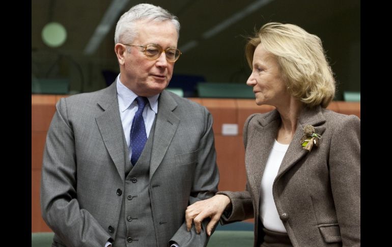 La vicepresidenta del gobierno de España, Elena Salgado con su homólogo de Italia, Giulio Tremonti, en Bruselas.NTX  /