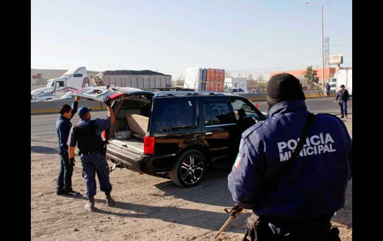 Sobre Periférico, policías detuvieron a algunos automovilistas para revisarlos. E. PACHECO  /