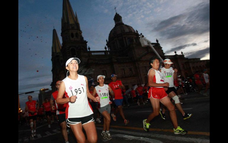 A las afueras de la Catedral dará inico el Medio Maratón Internacional de Guadalajara. MEXSPORT  /